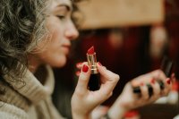 Matte foundation en frosty lipstick zijn terug