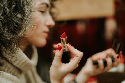 Matte foundation en frosty lipstick zijn terug