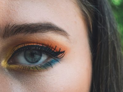 Glitch make-up is de trend die symmetrie irrelevant maakt